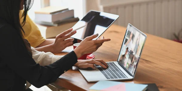 Ritagliato Girato Femminile Mentre Videochiamata Con Collega Lavorare Casa Attraverso — Foto Stock