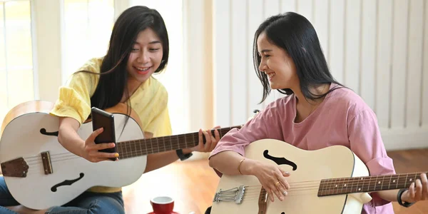 Photo Belles Femmes Relaxant Jouant Une Guitare Acoustique Tout Étant — Photo