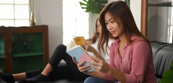 Jóvenes Mujeres Asiáticas Están Leyendo Libro Mientras Están Sentadas Juntas — Foto de Stock