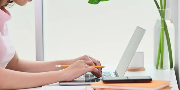 Imagen Recortada Una Mujer Está Trabajando Con Ordenador Portátil Escritorio —  Fotos de Stock