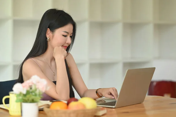 Uma Mulher Asiática Está Usando Laptop Computador Enquanto Está Sentado — Fotografia de Stock