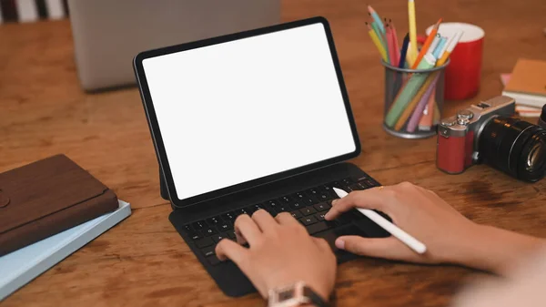 Καλλιεργημένα Χέρια Εικόνας Χρησιμοποιούν Ένα Λευκό Κενό Tablet Υπολογιστή Οθόνη — Φωτογραφία Αρχείου