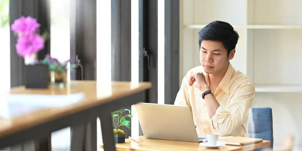 Foto Hombre Inteligente Que Trabaja Como Contador Escribiendo Computadora Portátil — Foto de Stock