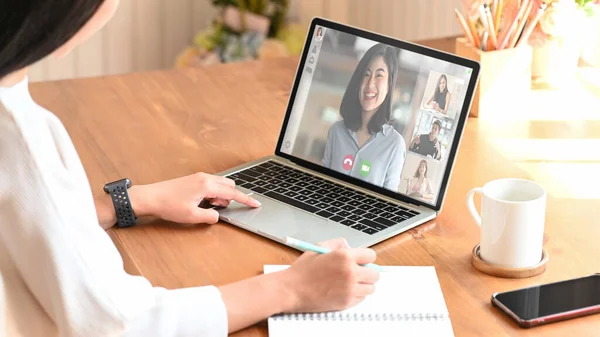 Colpito Donna Sparato Mentre Videochiamata Con Collega Lavorare Casa Attraverso — Foto Stock