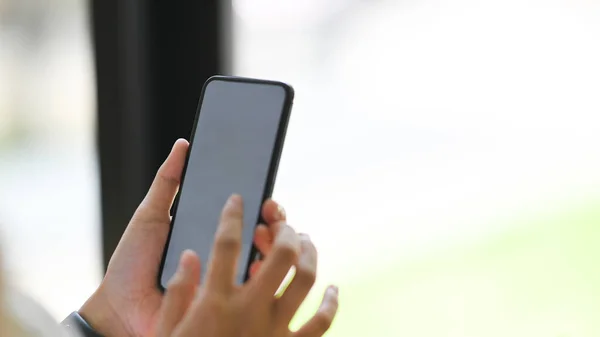 Las Manos Mujer Imagen Recortada Están Utilizando Teléfono Inteligente Pantalla — Foto de Stock