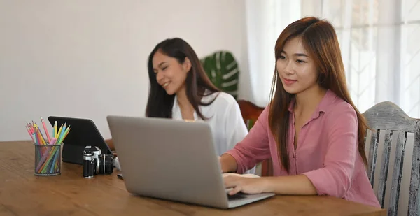 Vrouwen Gebruiken Een Computer Tablet Laptop Terwijl Samen Aan Houten — Stockfoto