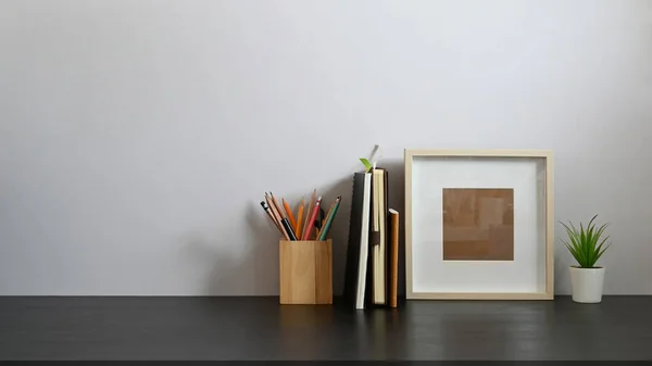 Foto Portamatite Legno Libri Quaderno Cornice Pianta Vaso Mettendo Insieme — Foto Stock