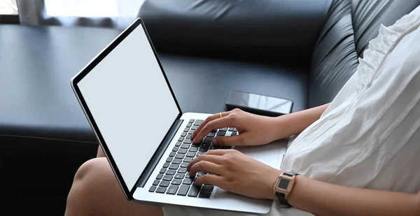 Image Recadrée Une Femme Utilise Ordinateur Portable Écran Blanc Assis — Photo