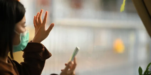 Foto Van Een Jonge Vrouw Die Een Medisch Masker Draagt — Stockfoto