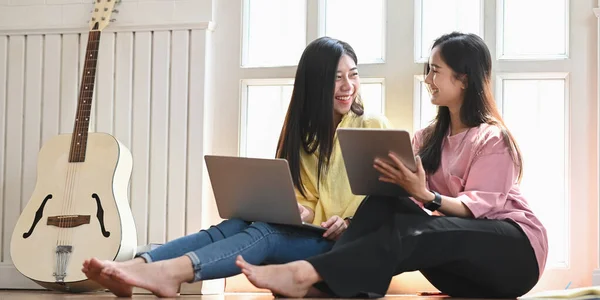 Foto Van Twee Mooie Vrouwen Ontspannen Met Computer Laptop Tablet — Stockfoto