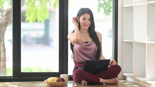 Uma Mulher Bonita Está Sentada Chão Sala Estar Relaxante Com — Fotografia de Stock