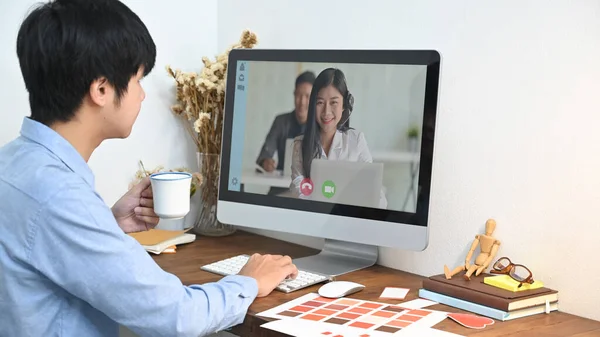 Uomo Immagine Ritagliato Sta Facendo Una Videochiamata Con Suo Collega — Foto Stock