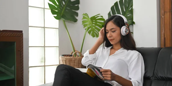 Una Hermosa Mujer Está Relajada Escuchando Música Mientras Está Sentada —  Fotos de Stock