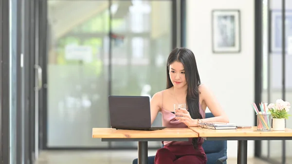 Uma Bela Mulher Asiática Está Sentada Frente Laptop Computador Mesa — Fotografia de Stock