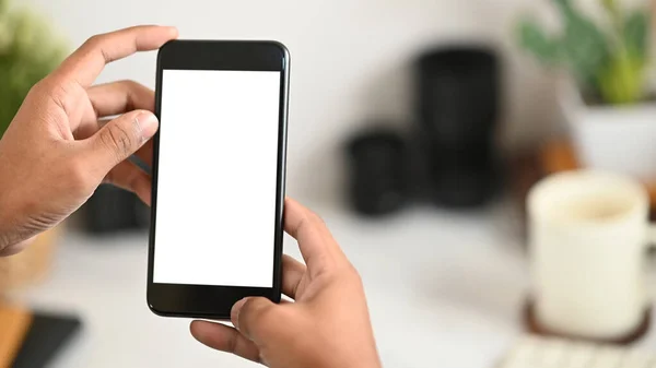 Imagen Recortada Las Manos Hombre Inteligente Sosteniendo Teléfono Inteligente Negro — Foto de Stock