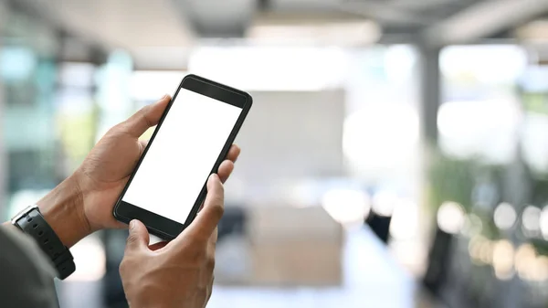 Imagen Recortada Las Manos Hombre Inteligente Sosteniendo Utilizando Teléfono Inteligente — Foto de Stock