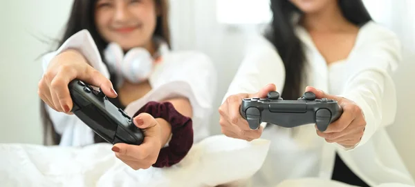 Primeros Planos Las Mujeres Están Jugando Videojuego Mientras Están Sentadas —  Fotos de Stock