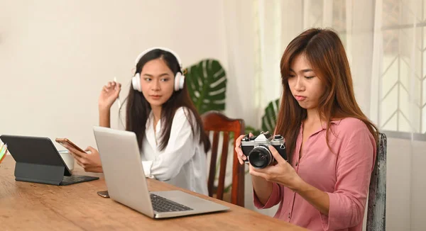 Φωτογράφος Γυναίκες Εργάζονται Μαζί Ένα Tablet Υπολογιστή Και Φορητό Υπολογιστή — Φωτογραφία Αρχείου