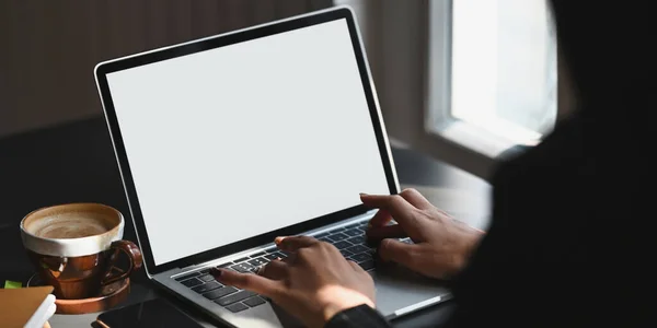 Foto Las Manos Mujer Creativa Escribiendo Computadora Portátil Pantalla Blanca — Foto de Stock