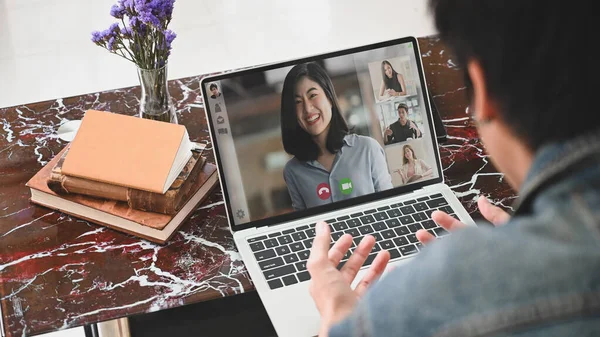 Uomo Parlando Spiegando Seduto Fronte Suo Computer Portatile Mentre Videochiamata — Foto Stock