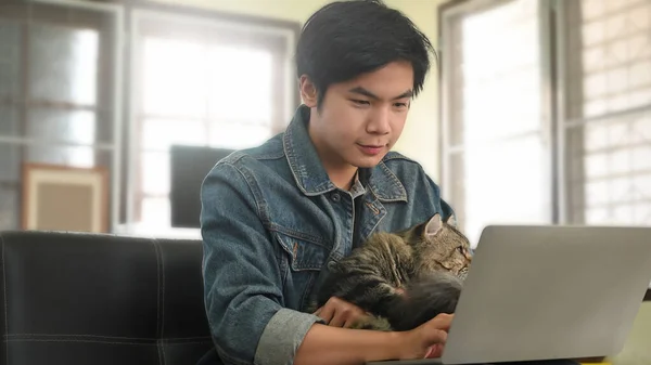 Uomo Che Trasporta Adorabile Gatto Procione Maine Durante Utilizzo Computer — Foto Stock