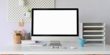 konforlu çalışma alanı üzerine beyaz boş ekran pc 