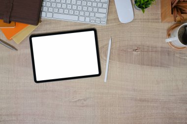 Ahşap çalışma alanı üzerine boş ekran dijital tableti, Üst görünüm ofis masası.