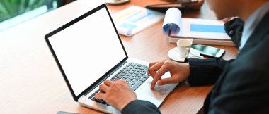 Yakın plan iş adamı, dizüstü bilgisayarla çalışıyor..