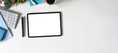 Masada beyaz ekran tableti, stilus kalem ve ofis ekipmanları