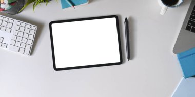 Masada beyaz ekran tableti, stilus kalem ve ofis ekipmanları