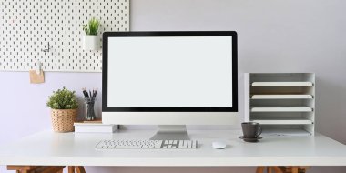 çalışma alanı boş ekran bilgisayar monitörü ve ofis ekipmanları
