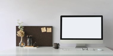 beyaz ekran bilgisayar monitörü ve dekorasyonlu beyaz çalışma masası