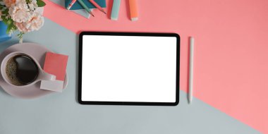 Beyaz ekran tableti ve ekipmanı olan iki ton tablosunun üst görünümü.