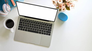 Masasında boş ekran olan dizüstü bilgisayarın üst görünümü