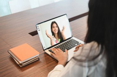 İş kadını, iş arkadaşlarıyla video konferansında konuşuyor.. 