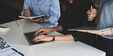 Grafik tasarım ekibinin birlikte çalıştığı ve akıllı telefondaki yeni özellikler hakkında beyin fırtınası yaptığı en iyi görüntü. İşbirliği / Çalışma / Konferans / Çalışma Konsepti.