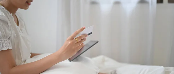 Erschossene Frau Hält Computer Tablet Und Kreditkarte Bett — Stockfoto
