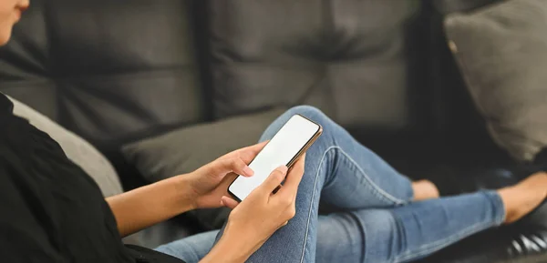 Eine Junge Frau Benutzt Auf Dem Sofa Ein Weißes Blanko — Stockfoto