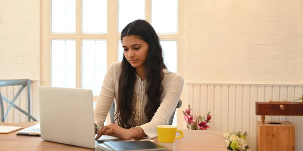 Uno Studente Universitario Sta Imparando Lezioni Online Mentre Seduto Alla — Foto Stock