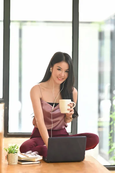 Uma Mulher Está Relaxando Com Laptop Computador Bebendo Café Enquanto — Fotografia de Stock