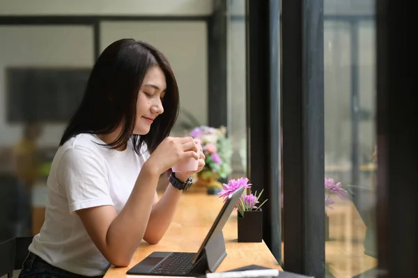 Une Belle Femme Relaxe Avec Café Tout Étant Assise Comptoir — Photo