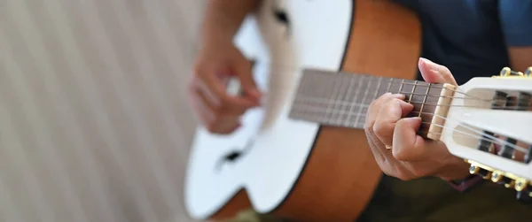 Nsan Akustik Gitar Çalarken Çekilen Resim — Stok fotoğraf