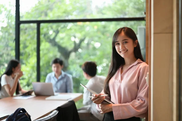 一位秘书站在会议室时 手里拿着电脑平板电脑和笔尖笔 — 图库照片