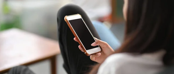 Kobietą Trzyma Biały Pusty Ekran Smartfon Siedząc Salonie — Zdjęcie stockowe