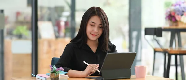 Uma Mulher Está Usando Tablet Computador Com Uma Caixa Teclado — Fotografia de Stock