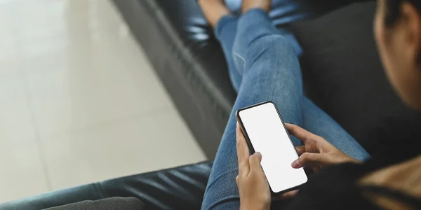 Derrière Femme Tient Smartphone Écran Blanc Assis Sur Canapé Cuir — Photo
