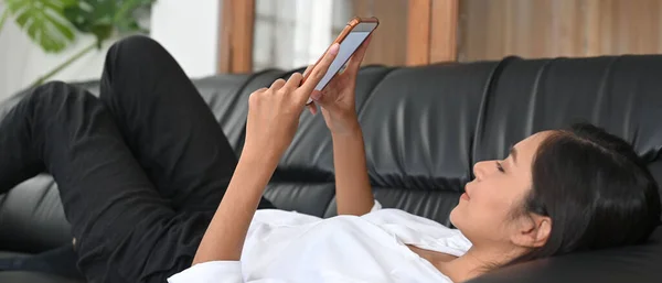 Frau Benutzt Weißes Smartphone Ohne Bildschirm Während Sie Auf Dem — Stockfoto