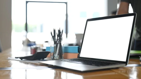 Ein Computer Laptop Mit Weißem Bildschirm Steht Auf Einem Tisch — Stockfoto