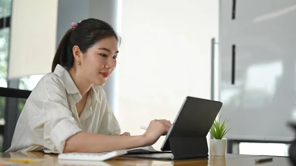 Uma Mulher Bonita Está Usando Tablet Computador Com Estojo Teclado — Fotografia de Stock