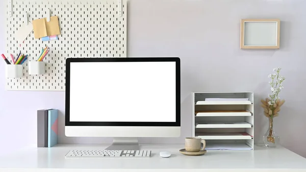 オフィス機器付きデスクの白いブランクスクリーンPcモニター — ストック写真
